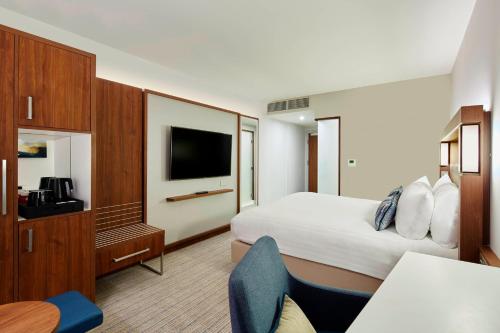Habitación con cama extragrande del hotel Courtyard by Marriott Luton Airport. Foto 1