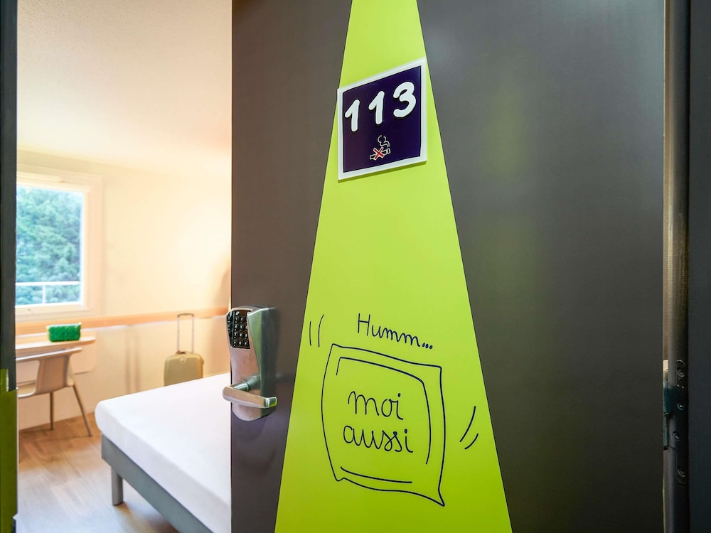 Habitación triple con una cama de gran tamaño y una cama en litera del hotel Ibis Budget Lille Gares Vieux-Lille. Foto 2