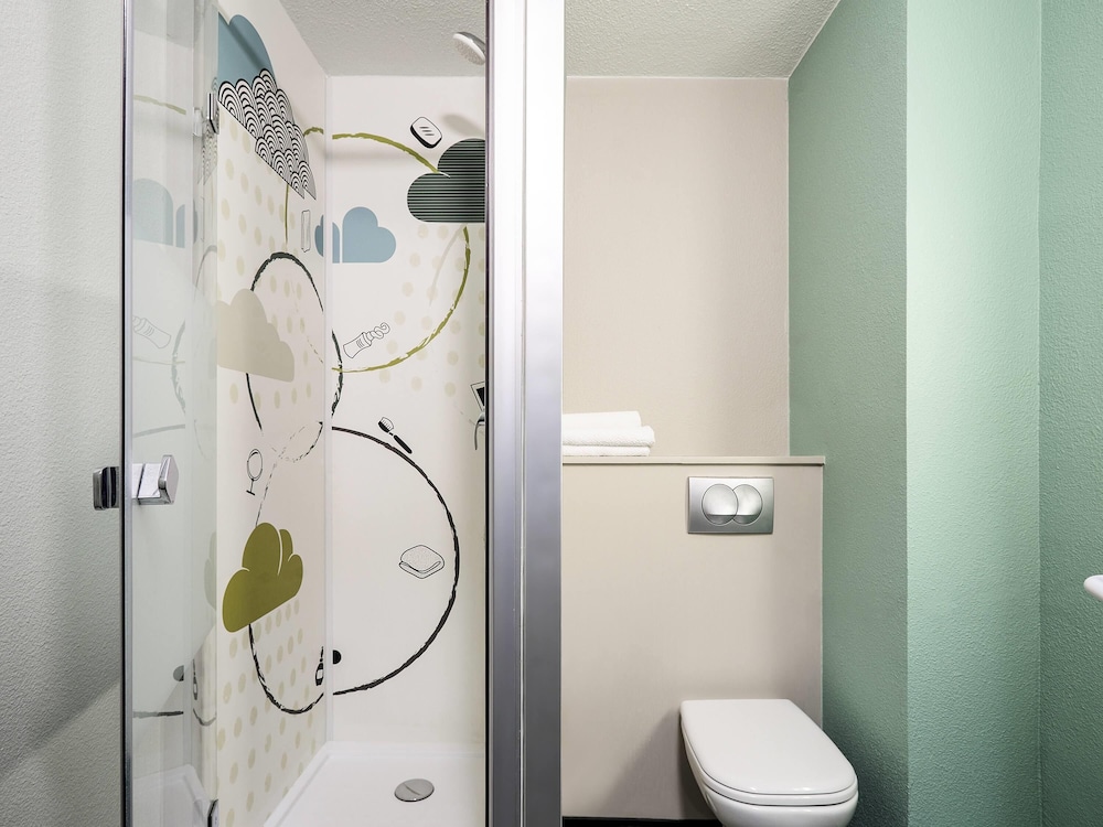 Habitación Triple con 3 camas individuales del hotel Ibis Budget Lille Gares Vieux-Lille. Foto 5