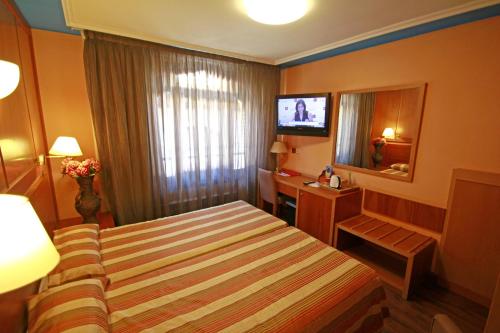 Habitación Triple del hotel Paris Centro. Foto 1