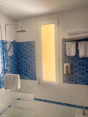 Habitación Triple del hotel Paris Centro. Foto 7