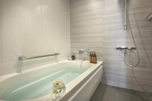 Habitación doble Deluxe - 2 camas - Planta Club del hotel Centara Grand Osaka. Foto 9