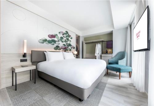 Habitación Deluxe - Cama extragrande - Planta estándar del hotel Centara Grand Osaka. Foto 3