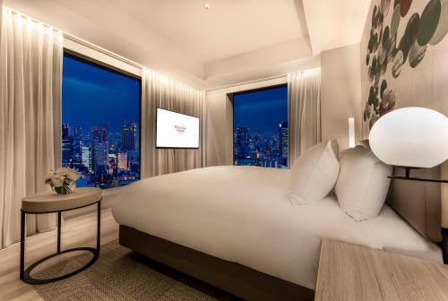 Habitación esquinera - Cama extragrande - Planta Club del hotel Centara Grand Osaka. Foto 7
