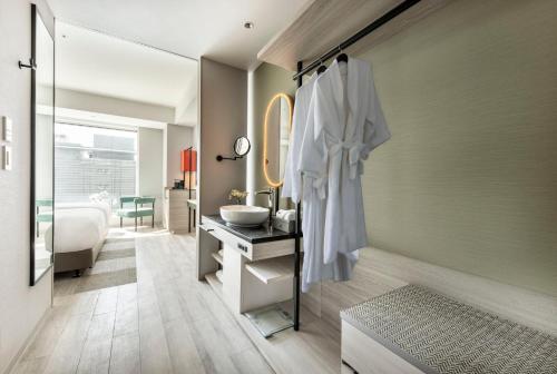 Habitación Deluxe - Cama extragrande - Planta Premium del hotel Centara Grand Osaka. Foto 6