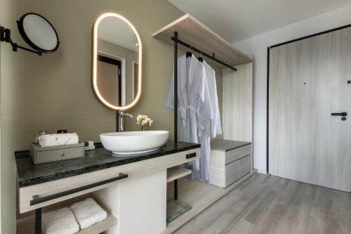 Habitación Deluxe - Cama extragrande - Planta Premium del hotel Centara Grand Osaka. Foto 7