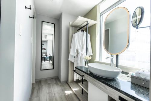 Habitación Deluxe - Cama extragrande - Planta Premium del hotel Centara Grand Osaka. Foto 8