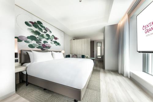 Habitación esquinera - Cama extragrande - Planta Premium del hotel Centara Grand Osaka. Foto 5