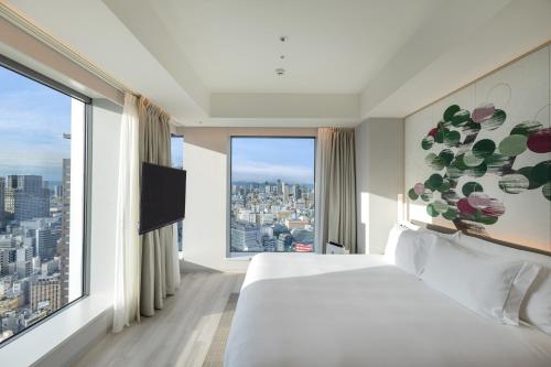 Habitación esquinera - Cama extragrande - Planta estándar del hotel Centara Grand Osaka. Foto 4