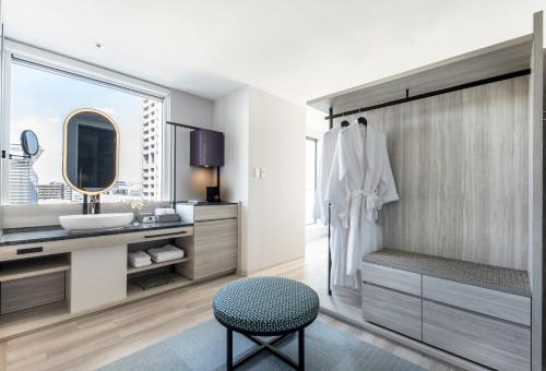 Habitación esquinera - Cama extragrande - Planta estándar del hotel Centara Grand Osaka. Foto 7