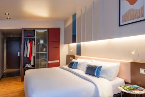 Habitación Premium con cama extragrande del hotel Voco Madrid - Retiro, an IHG. Foto 2