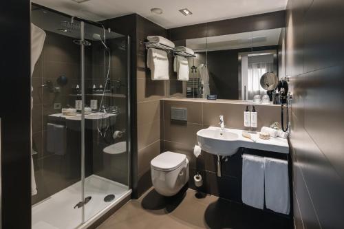 Habitación Estándar - 1 cama grande del hotel Voco Madrid - Retiro, an IHG. Foto 1