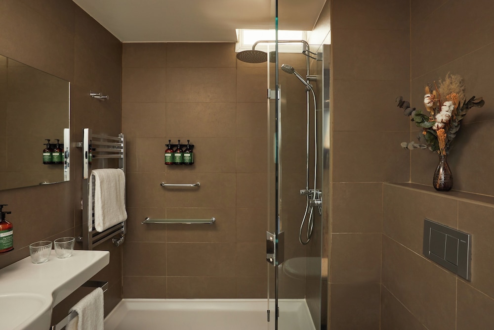 Habitación estándar del hotel Crowne Plaza Madrid - Centre Retiro. Foto 6