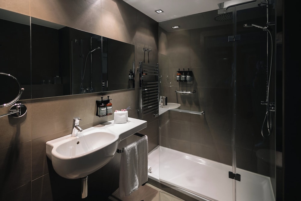 Habitación estándar, 1 cama de matrimonio del hotel Crowne Plaza Madrid - Centre Retiro. Foto 4