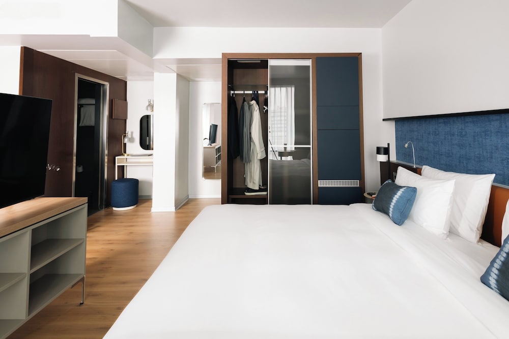 Suite junior, 1 cama de matrimonio grande con sofá cama del hotel Crowne Plaza Madrid - Centre Retiro. Foto 2