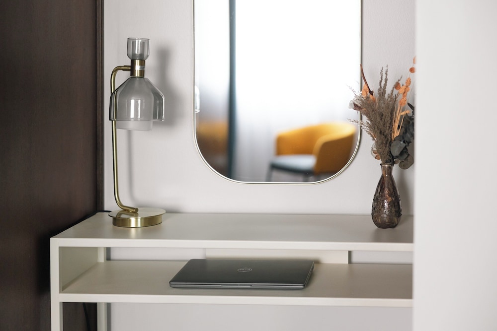 Suite junior, 1 cama de matrimonio grande con sofá cama del hotel Crowne Plaza Madrid - Centre Retiro. Foto 5