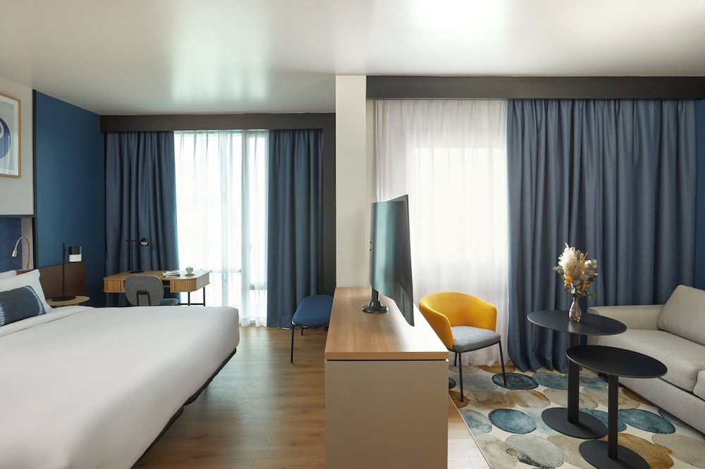 Suite junior, 1 cama de matrimonio grande con sofá cama del hotel Crowne Plaza Madrid - Centre Retiro. Foto 7