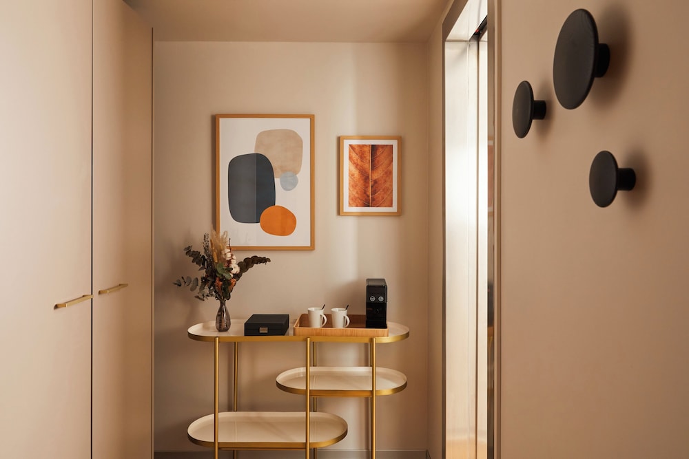 Suite junior, 1 cama de matrimonio grande con sofá cama del hotel Crowne Plaza Madrid - Centre Retiro. Foto 8