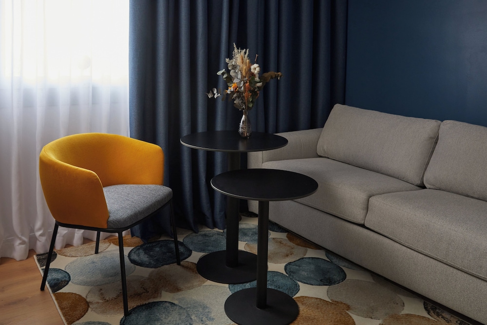 Suite junior, 1 cama de matrimonio grande con sofá cama del hotel Crowne Plaza Madrid - Centre Retiro. Foto 9