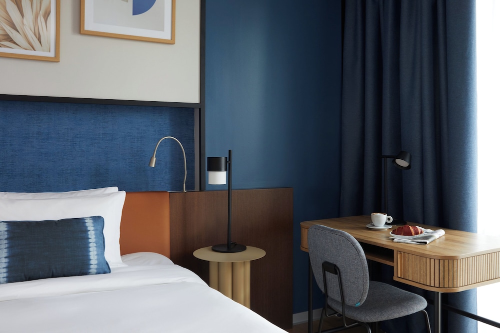 Suite junior, 1 cama de matrimonio grande con sofá cama del hotel Crowne Plaza Madrid - Centre Retiro. Foto 10