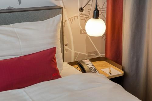 Habitación Business - 2 camas del hotel Intercity Berlin Airport BER Terminal 1+2. Foto 3