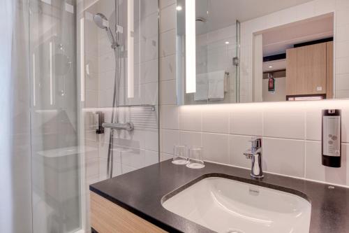 Habitación Doble Deluxe Superior - 1 o 2 camas del hotel Intercity Berlin Airport BER Terminal 1+2. Foto 4