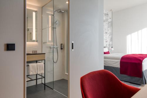 Habitación Doble Deluxe Superior - 1 o 2 camas del hotel Intercity Berlin Airport BER Terminal 1+2. Foto 5