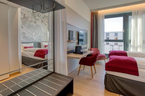 Habitación Doble Superior - 2 camas del hotel Intercity Berlin Airport BER Terminal 1+2. Foto 3