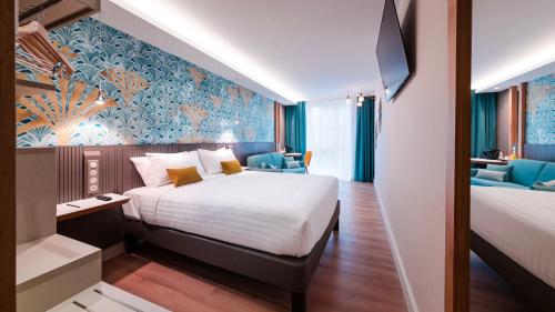 Habitación Premium con cama grande y sofá cama del hotel voco Strasbourg Centre - The Garden, an IHG Hotel