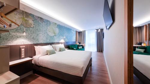 Habitación Premium con cama grande y sofá cama del hotel voco Strasbourg Centre - The Garden, an IHG Hotel. Foto 2