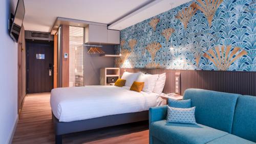 Habitación Premium con cama grande y sofá cama del hotel voco Strasbourg Centre - The Garden, an IHG Hotel. Foto 3