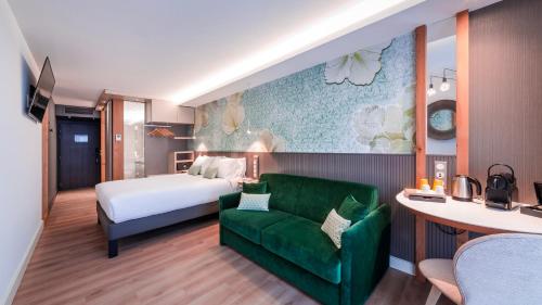 Habitación Premium con cama grande y sofá cama del hotel voco Strasbourg Centre - The Garden, an IHG Hotel. Foto 4
