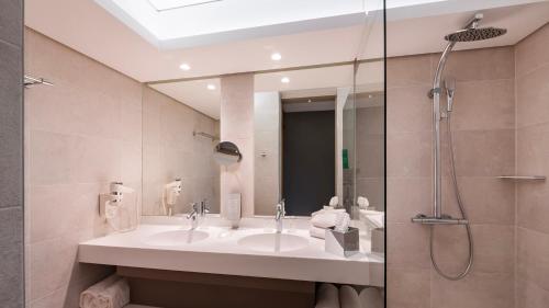Suite con cama extragrande del hotel voco Strasbourg Centre - The Garden, an IHG Hotel. Foto 3