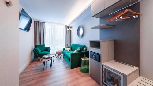 Suite con cama extragrande y sofá cama del hotel voco Strasbourg Centre - The Garden, an IHG Hotel