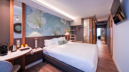 Suite con cama extragrande y sofá cama del hotel voco Strasbourg Centre - The Garden, an IHG Hotel. Foto 1