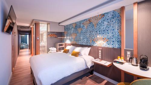 Suite con cama extragrande y sofá cama del hotel voco Strasbourg Centre - The Garden, an IHG Hotel. Foto 3
