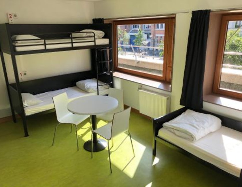 Bed in 3 - Bed Female Dormitory Ensuite Shower – Shared Toilets del hotel de Jeunesse Paris Yves Robert. Foto 3