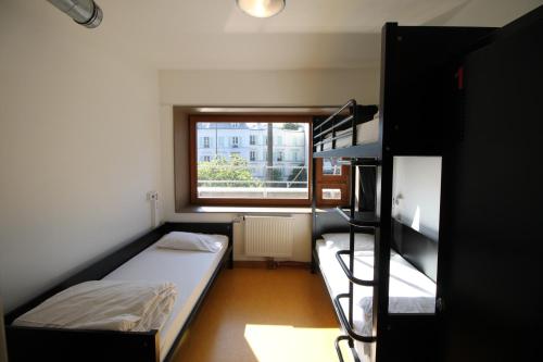Triple Room with Ensuite Shower – Shared Toilets del hotel de Jeunesse Paris Yves Robert. Foto 2