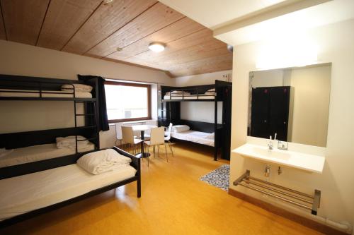 Room for 5 People with Ensuite Bathroom del hotel de Jeunesse Paris Yves Robert. Foto 2