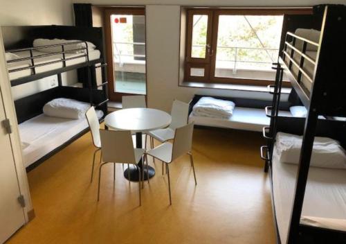 Room for 5 People with Ensuite Bathroom del hotel de Jeunesse Paris Yves Robert. Foto 3