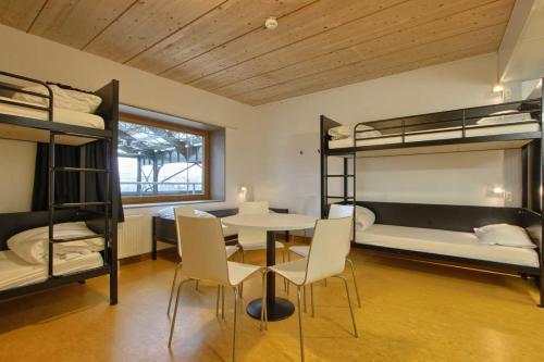 Room for 5 People with Ensuite Shower – Shared Toilets del hotel de Jeunesse Paris Yves Robert. Foto 1