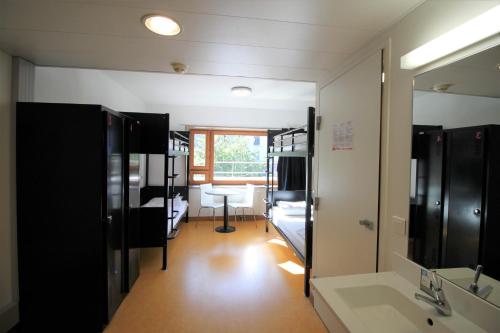Habitación familiar cuádruple con baño privado del hotel de Jeunesse Paris Yves Robert. Foto 3