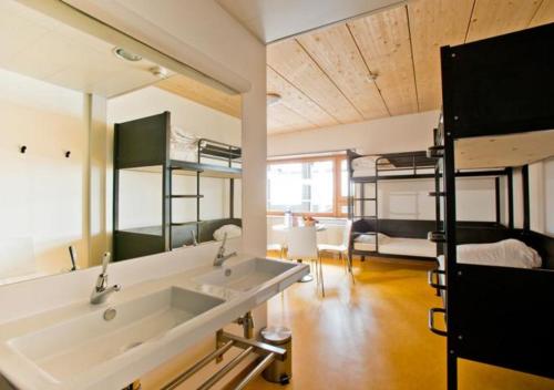Room for 6 People with Ensuite Bathroom del hotel de Jeunesse Paris Yves Robert. Foto 2