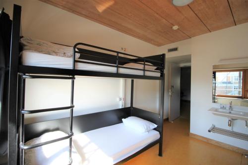 Room for 6 People with Ensuite Bathroom del hotel de Jeunesse Paris Yves Robert. Foto 3