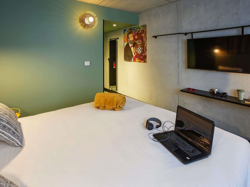 Habitación Estándar con cama doble del hotel ibis Styles Amiens Centre. Foto 4