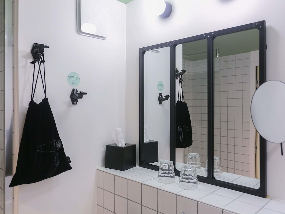 Habitación Estándar con cama doble del hotel ibis Styles Amiens Centre. Foto 5