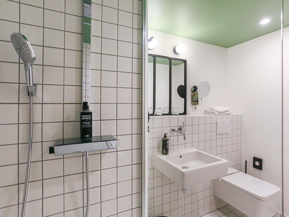 Habitación Estándar con cama doble del hotel ibis Styles Amiens Centre. Foto 8