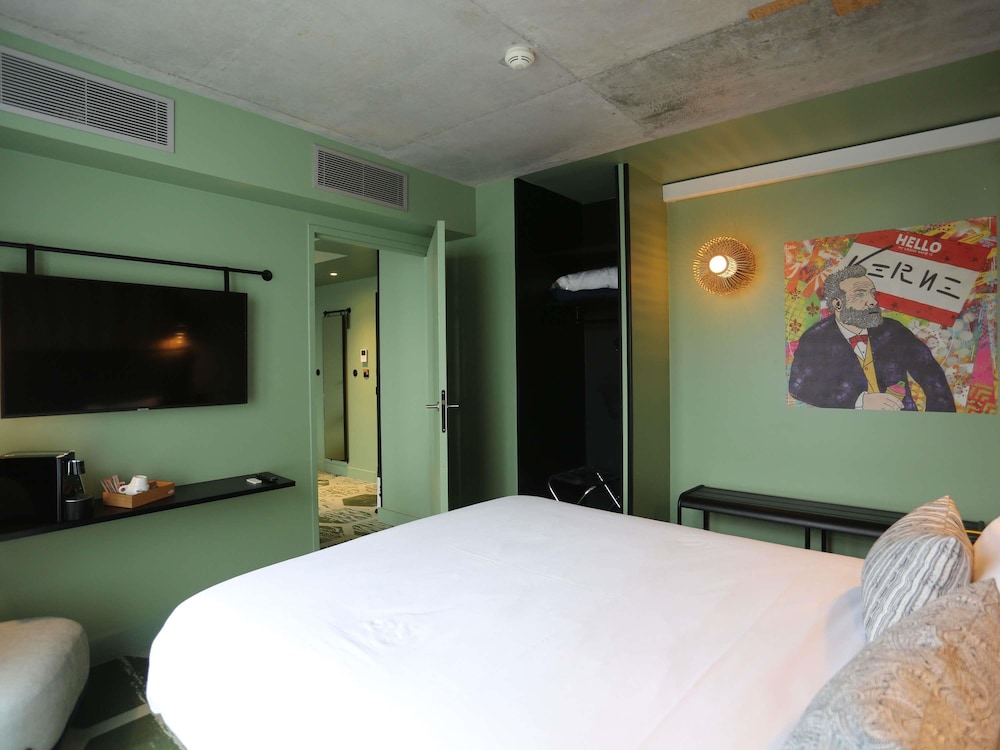 Habitación familiar con cama doble y sofá convertible en cama doble del hotel ibis Styles Amiens Centre