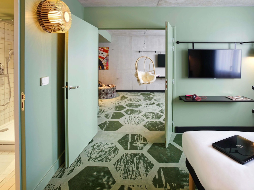 Habitación familiar con cama doble y sofá convertible en cama doble del hotel ibis Styles Amiens Centre. Foto 4