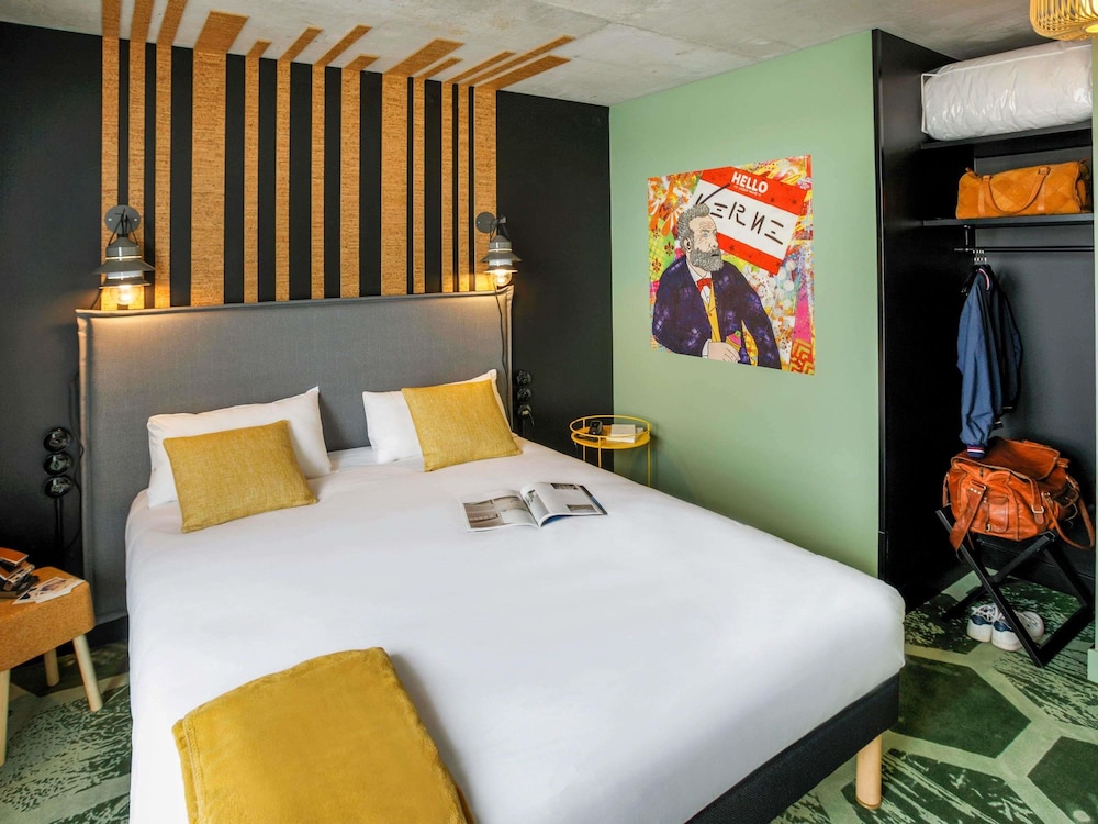 Habitación familiar con cama doble y sofá convertible en cama doble del hotel ibis Styles Amiens Centre. Foto 5